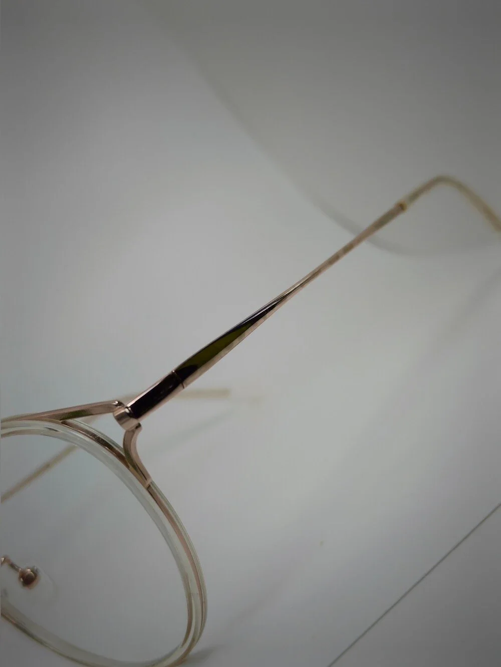 Dazzle. Round Metal Frame Glasses in Gold Tone.